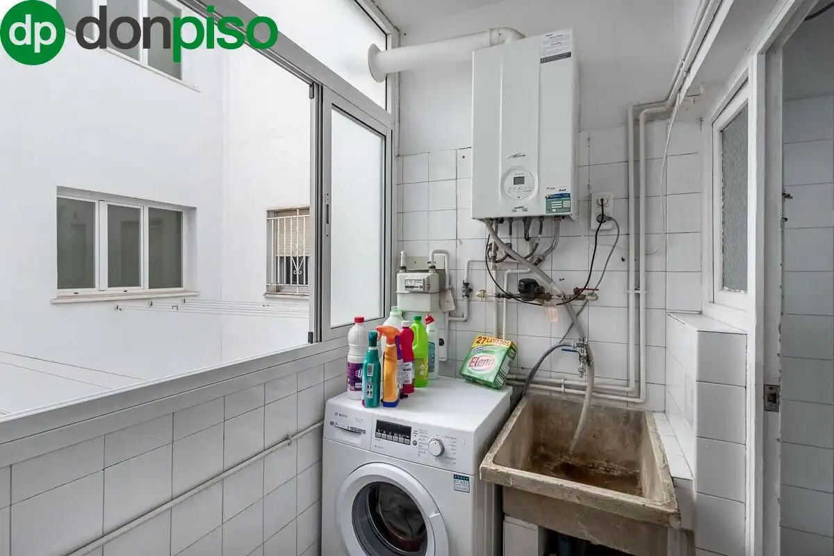 Bathroom of Flat for sale in Granada  with Heating and Balcony