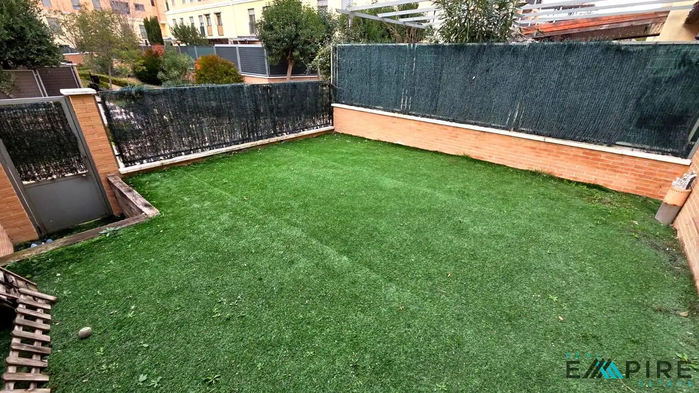 Jardí de Casa adosada en venda en Parla amb Aire condicionat, Calefacció i Jardí privat