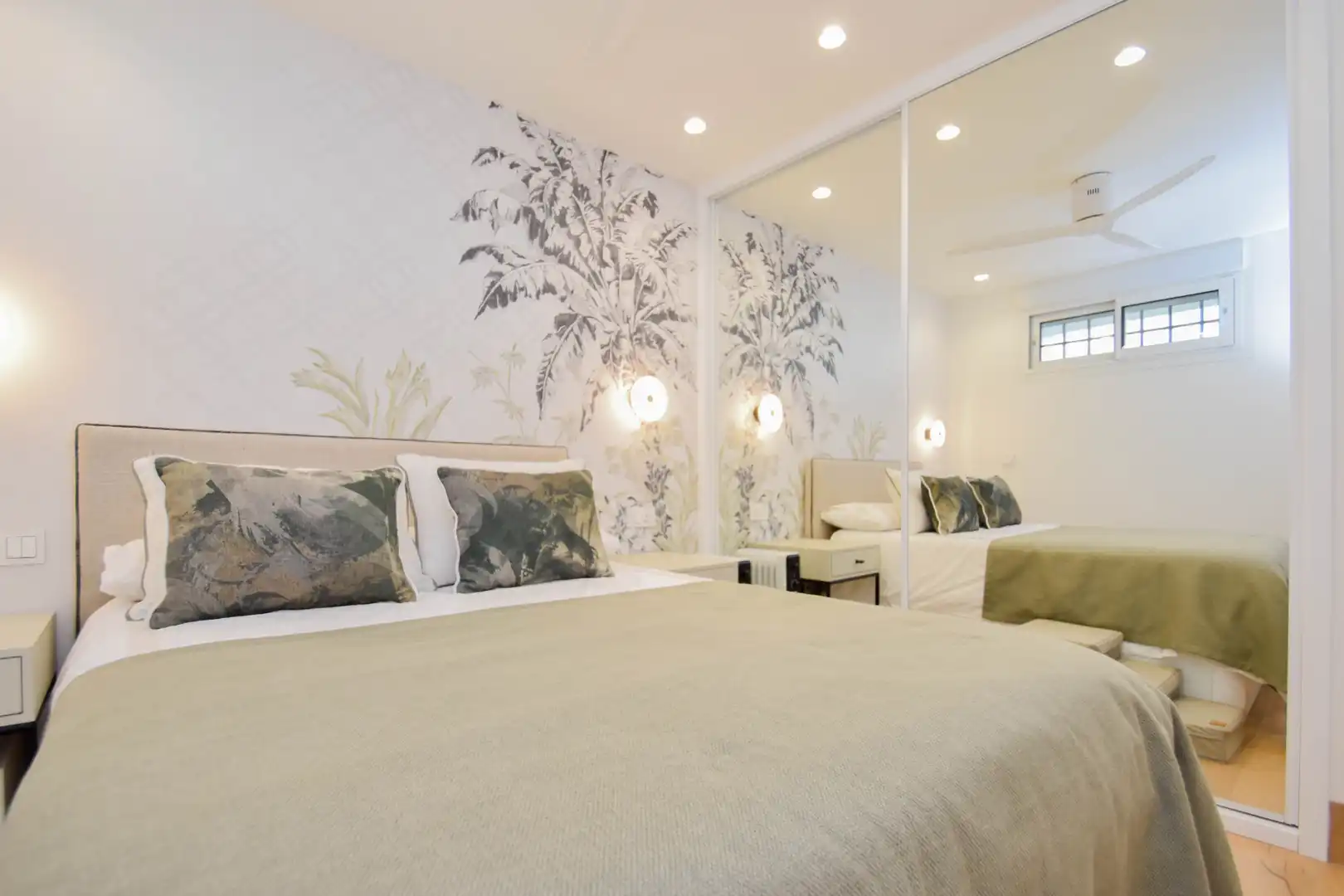 Bedroom of Flat for sale in Almuñécar  with Parquet flooring, Terrace and Furnished