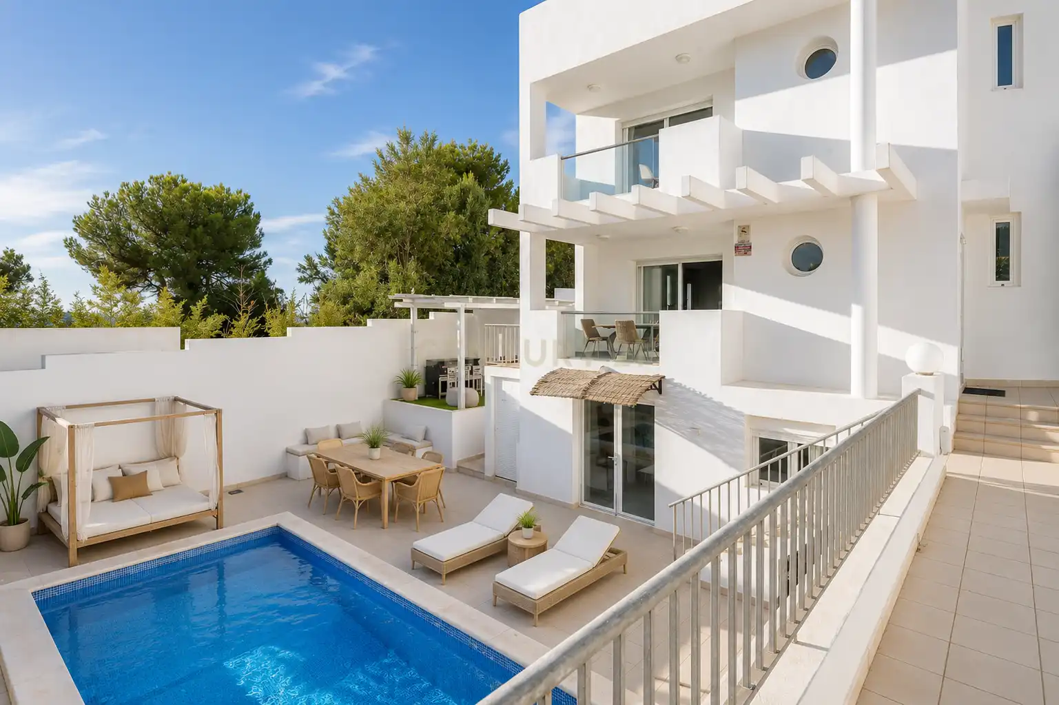 Terrasse von Einfamilien-Reihenhaus zum Verkauf in Sant Josep de sa Talaia mit Klimaanlage, Privatgarten und Abstellraum