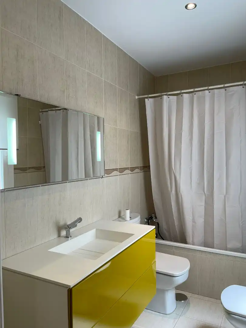 Badezimmer von Wohnung zur Miete in Plasencia mit Klimaanlage, Heizung und Möbliert