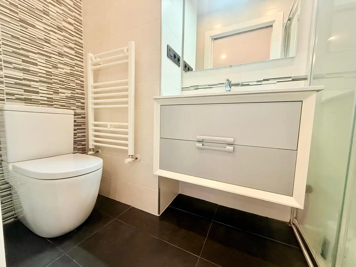 Baño de Piso en venta en Vigo  con Calefacción, Trastero y Amueblado