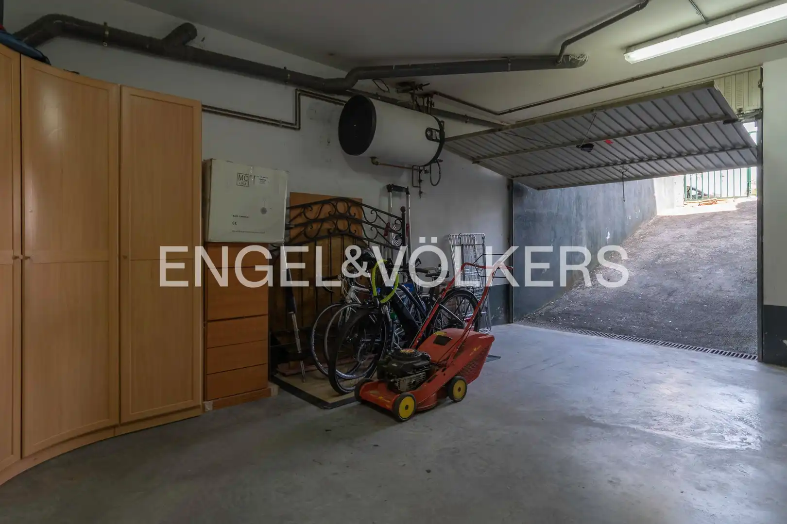 Parkplatz von Einfamilien-Reihenhaus zum Verkauf in Gamiz-Fika mit Heizung, Privatgarten und Terrasse