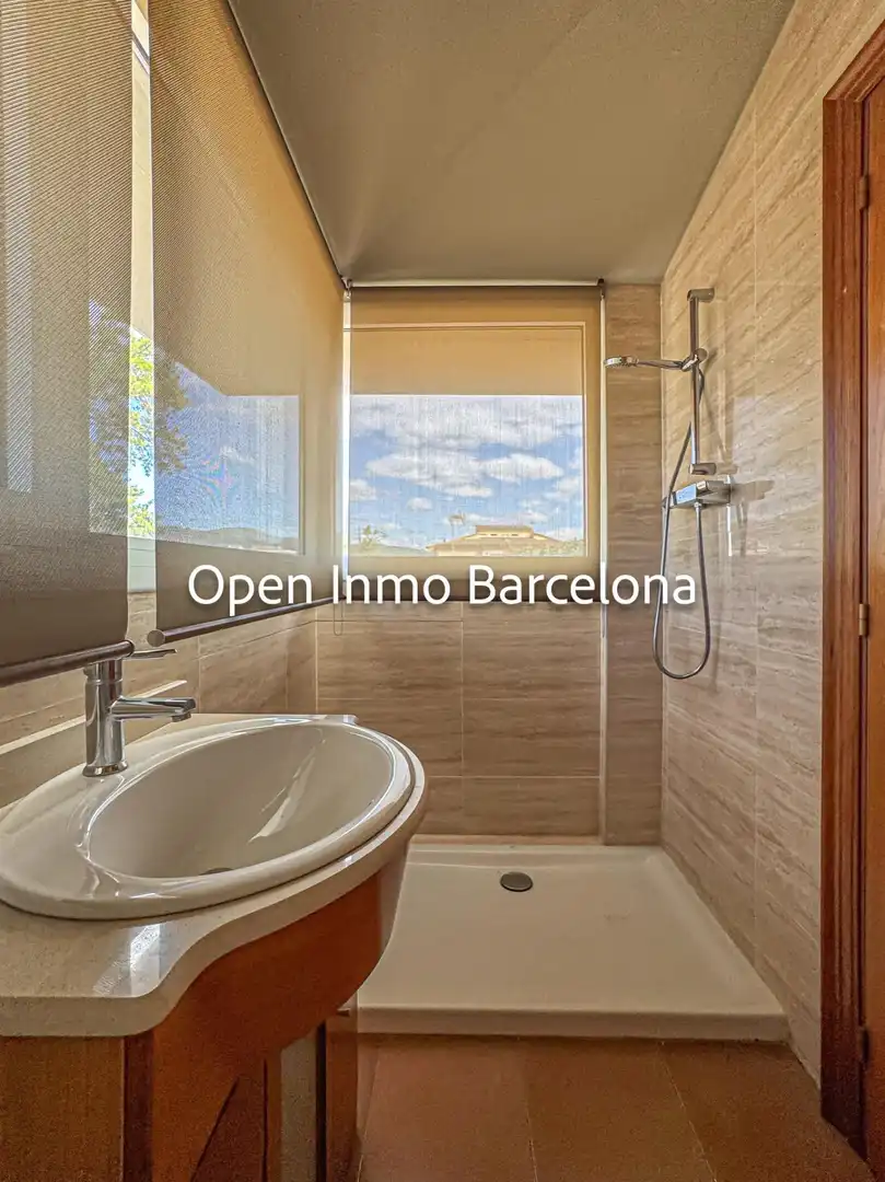Bathroom of Houses for sale in Castelldefels  with Air Conditioner, Heating and Private garden