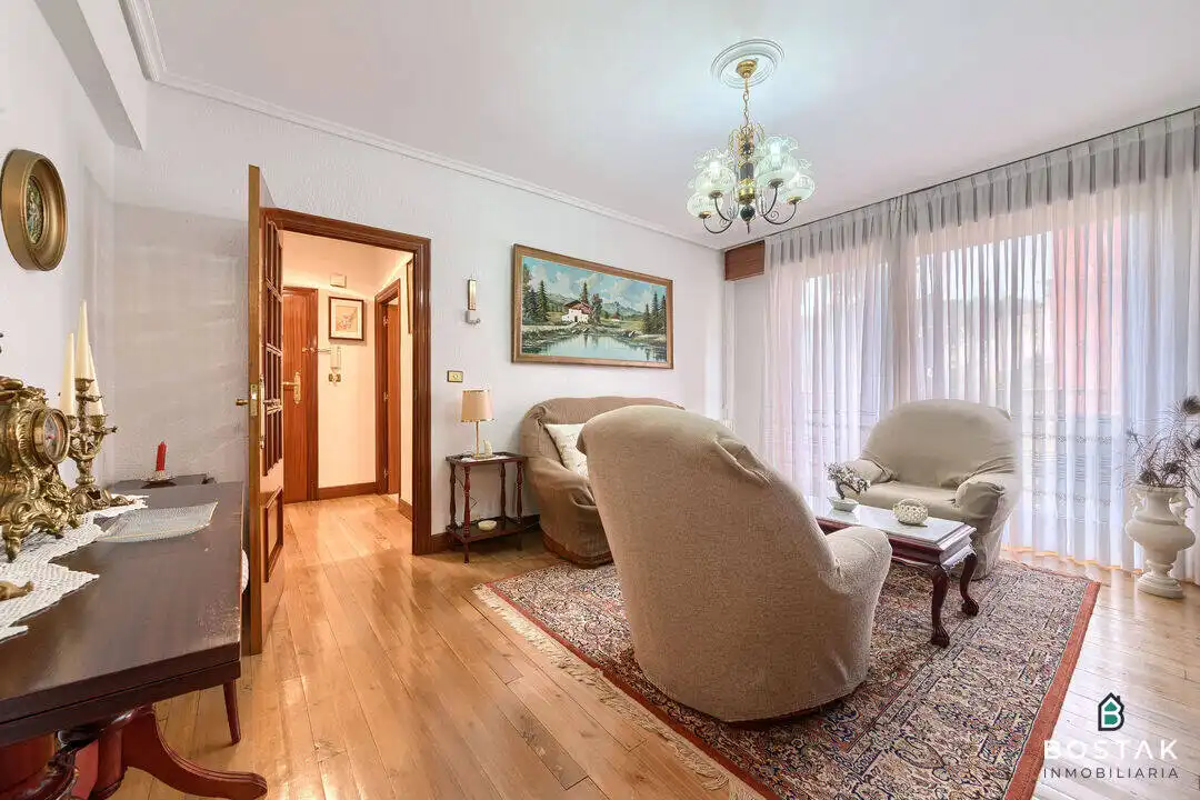 Living room of Flat for sale in Bilbao   with Heating, Furnished and Balcony