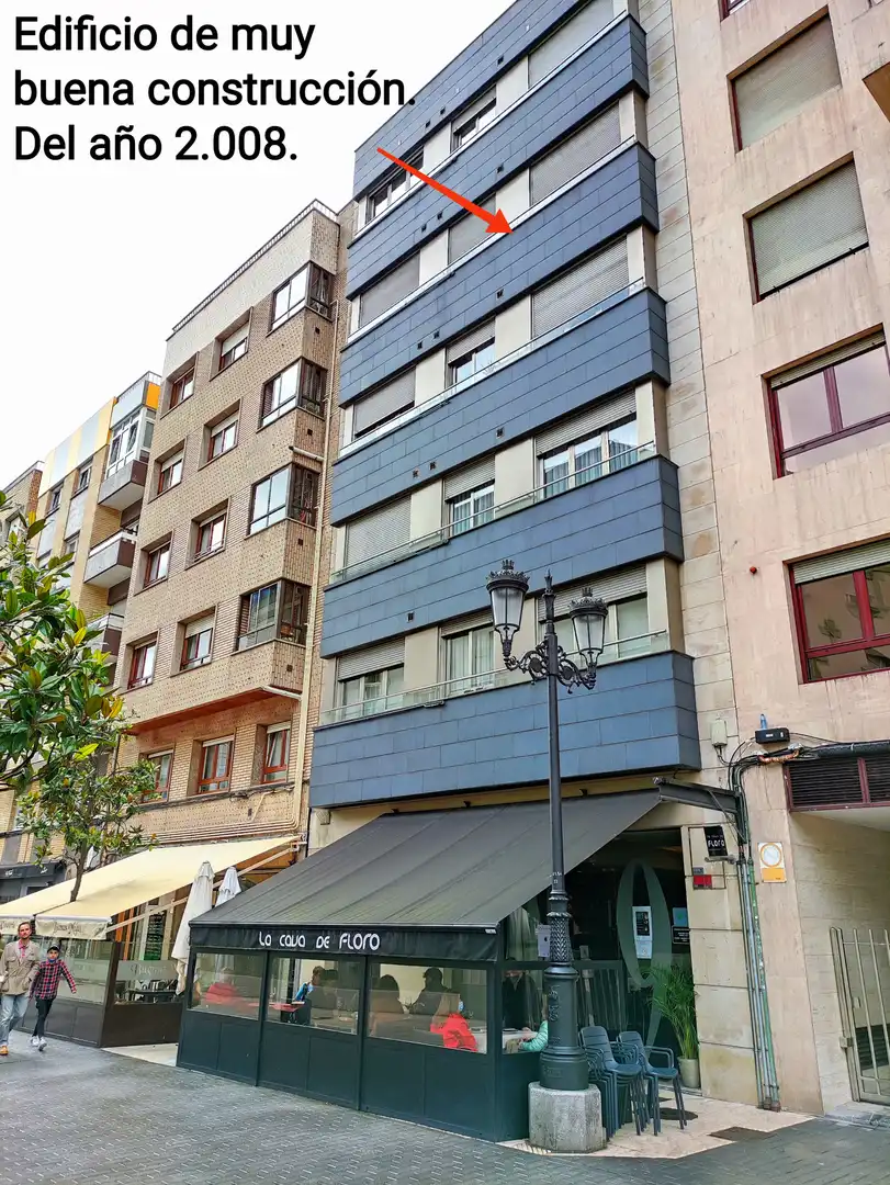 Außenansicht von Wohnung zur Miete in Oviedo  mit Heizung, Abstellraum und Möbliert
