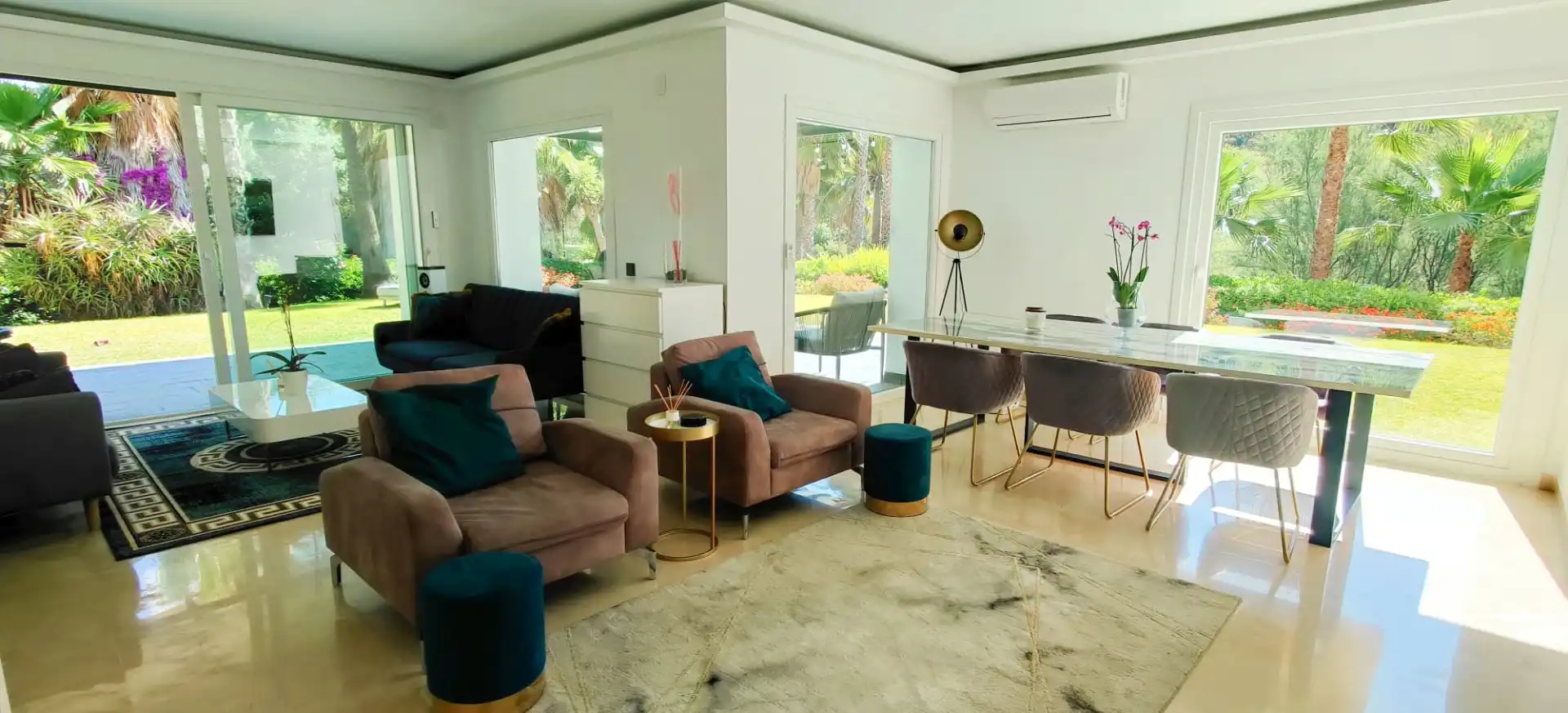Sala de estar de Planta baja de alquiler en Benahavís con Aire acondicionado, Jardín privado y Terraza