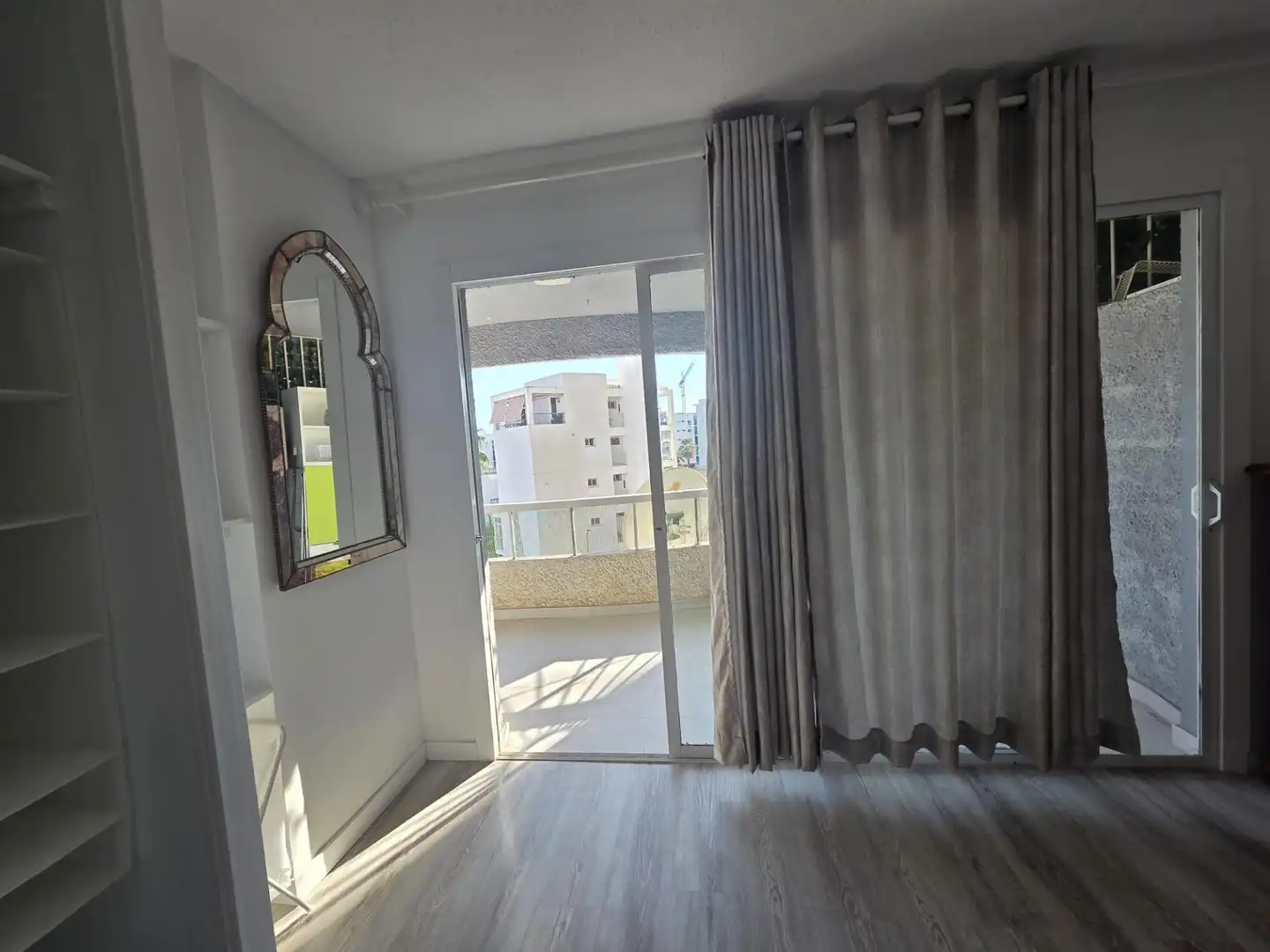 Habitación de Piso de alquiler en Benalmádena con Terraza y Piscina comunitaria