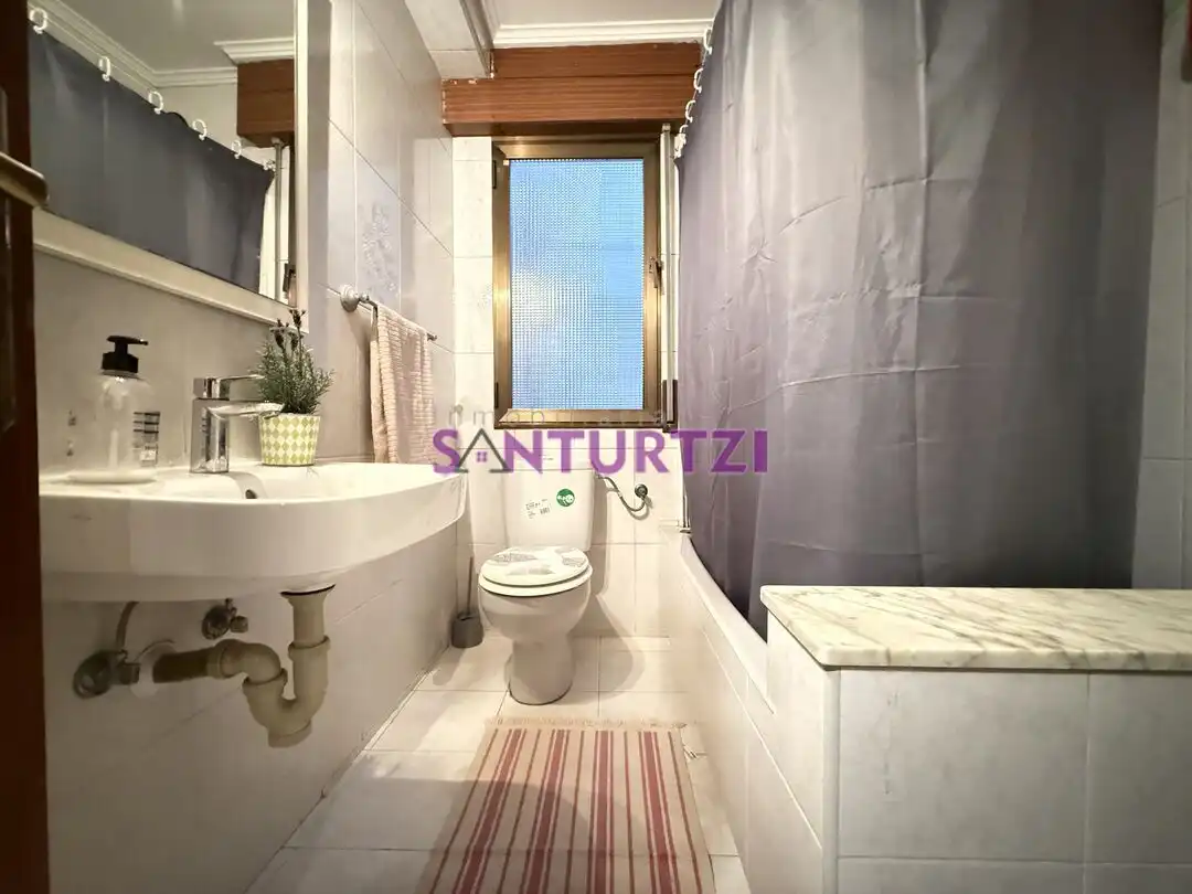 Badezimmer von Wohnung zum Verkauf in Santurtzi  mit Heizung