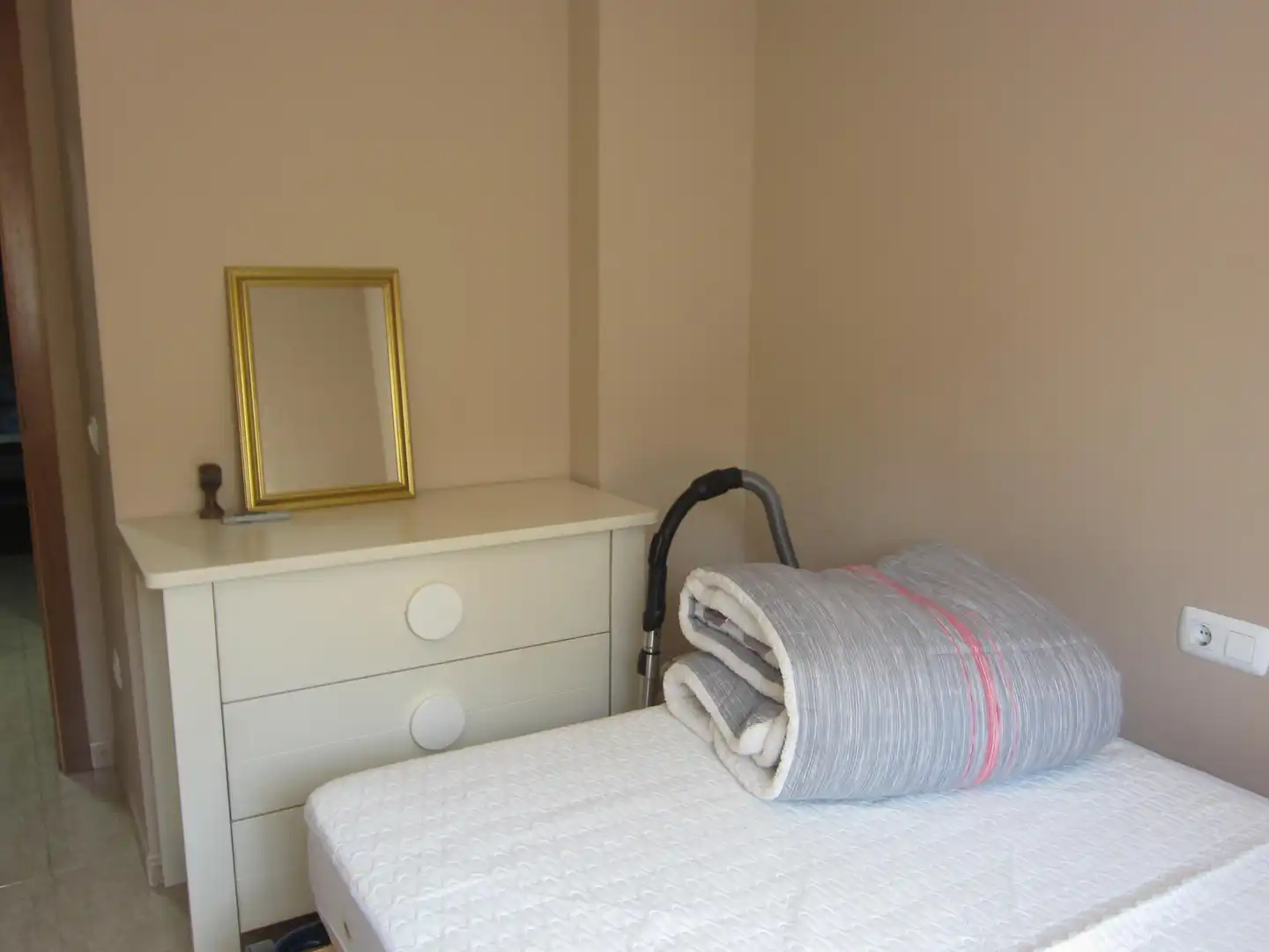 Habitación de Apartamento de alquiler en Moncofa con Terraza, Amueblado y Piscina comunitaria