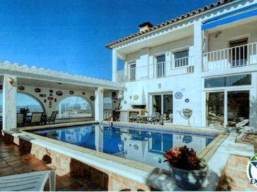 Casa con piscina en venta en Carrer D'ANTONI CANALS 47