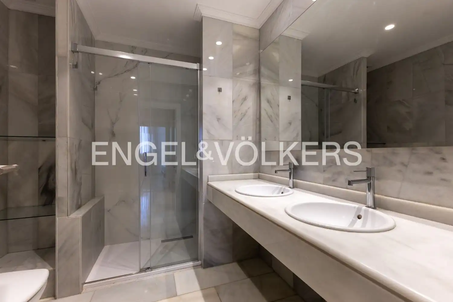 Baño de Piso de alquiler en Valencia con Aire acondicionado, Calefacción y Amueblado