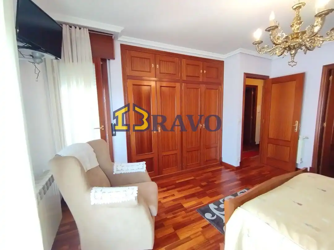 Habitación de Casa adosada en venta en Medina de Pomar con Calefacción, Jardín privado y Terraza