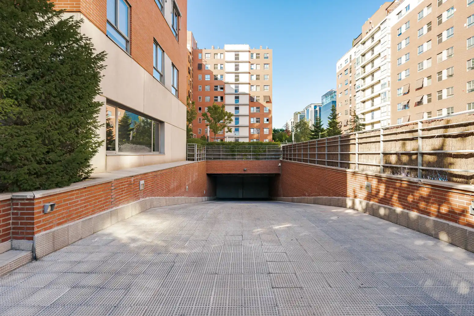 Vista exterior de Piso en venta en Madrid con Aire acondicionado, Calefacción y Jardín privado