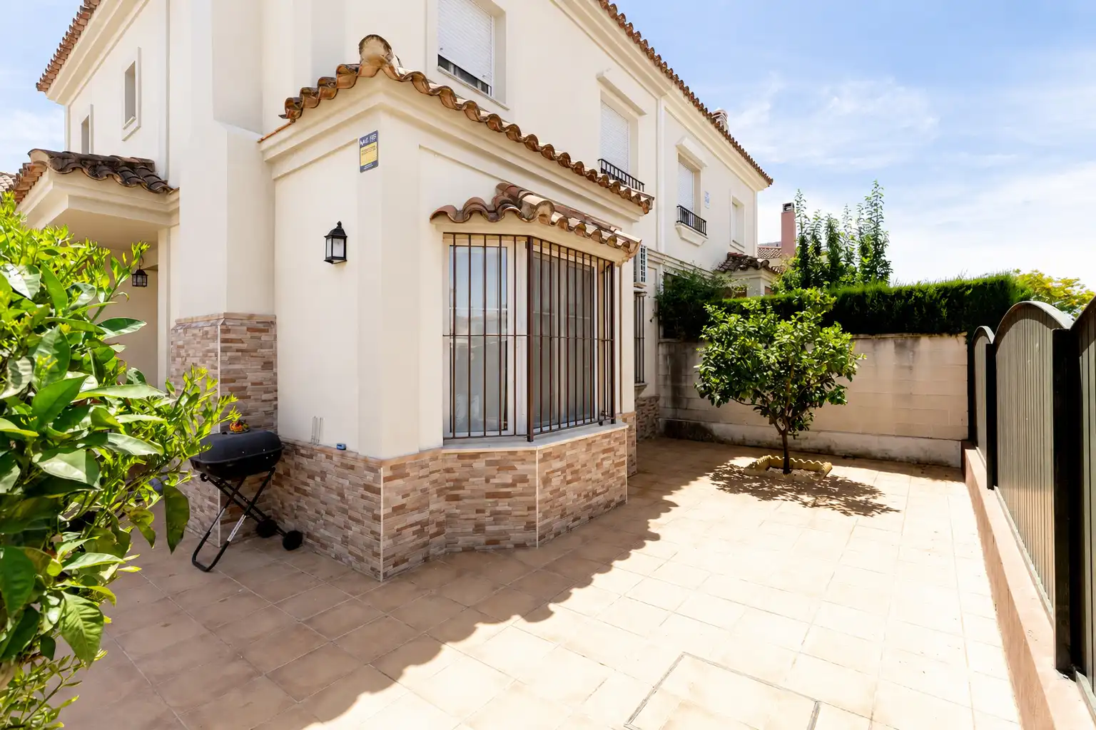 Vista exterior de Casa adosada en venda en Espartinas amb Aire condicionat, Jardí privat i Forn