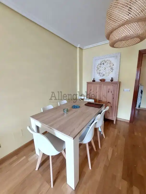 Comedor de Piso de alquiler en Oviedo  con Calefacción