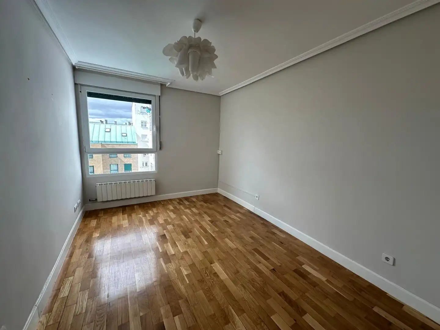 Habitación de Apartamento en venta en Burgos con Calefacción, Terraza y Trastero