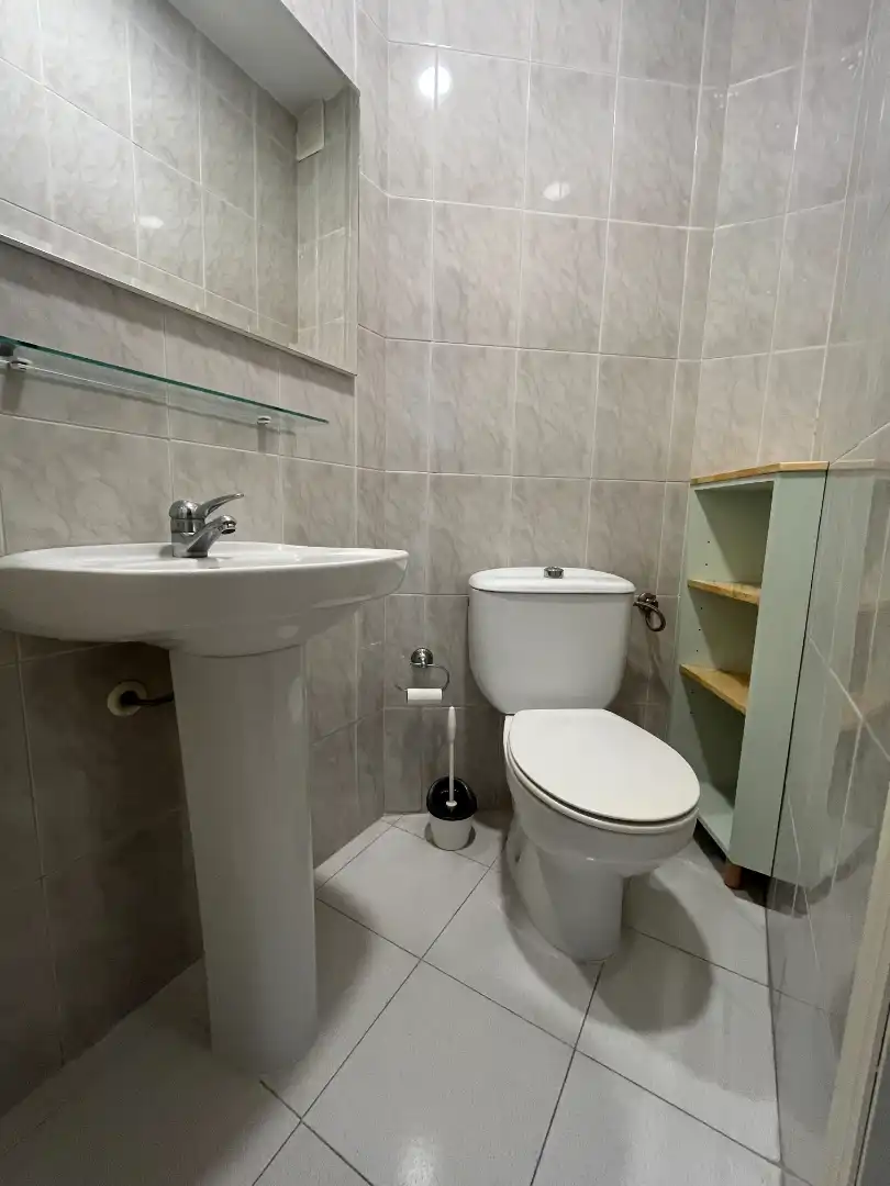 Baño de Piso de alquiler en Salobreña con Aire acondicionado, Terraza y Amueblado