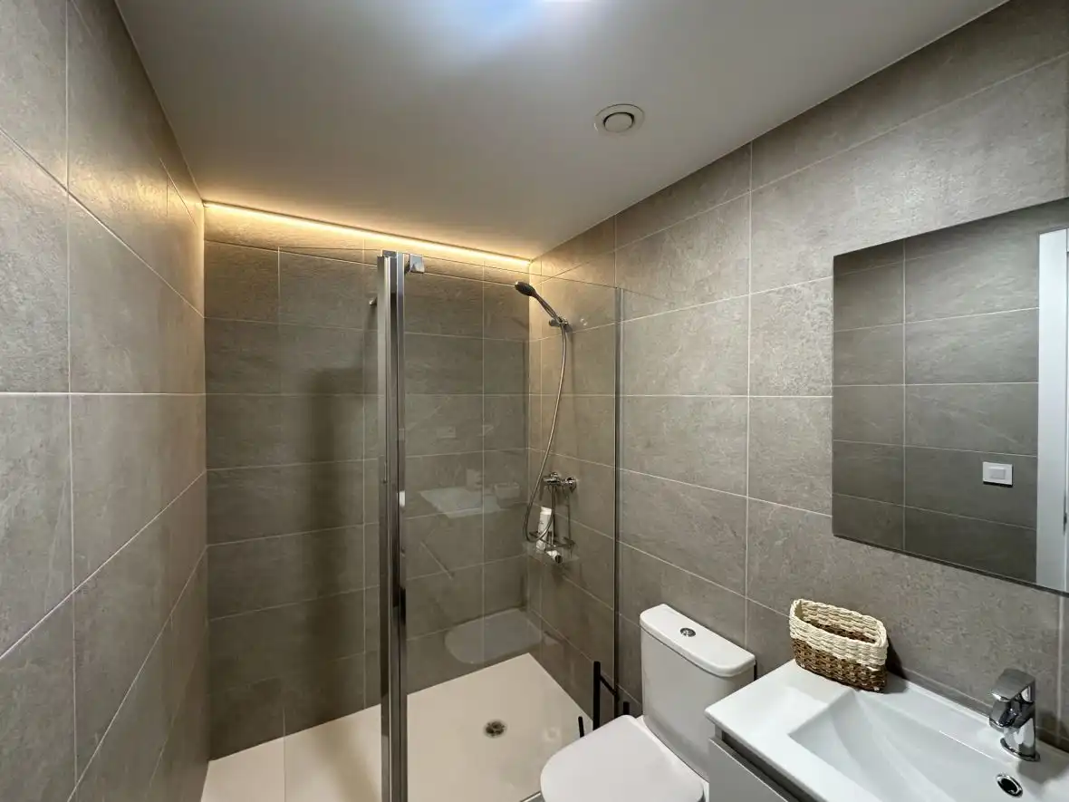 Badezimmer von Wohnungen zum Verkauf in Santa Pola mit Klimaanlage, Abstellraum und Schwimmbad