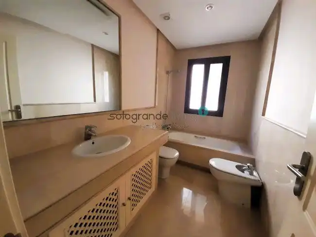 Bany de Apartament de lloguer en Sotogrande amb Aire condicionat, Calefacció i Terrassa