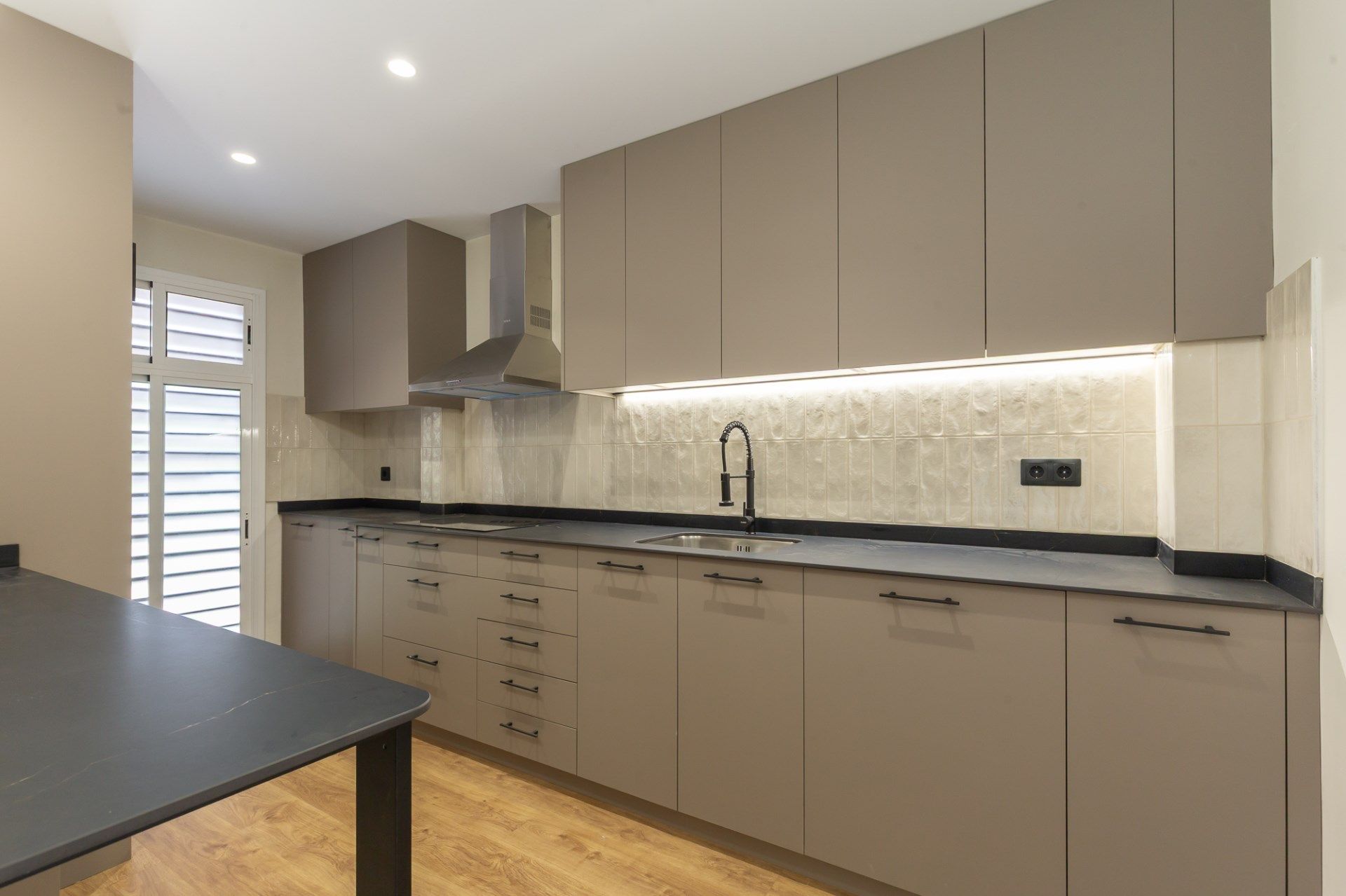 Kitchen of Flat for sale in  Barcelona Capital  with Air Conditioner, Heating and Balcony