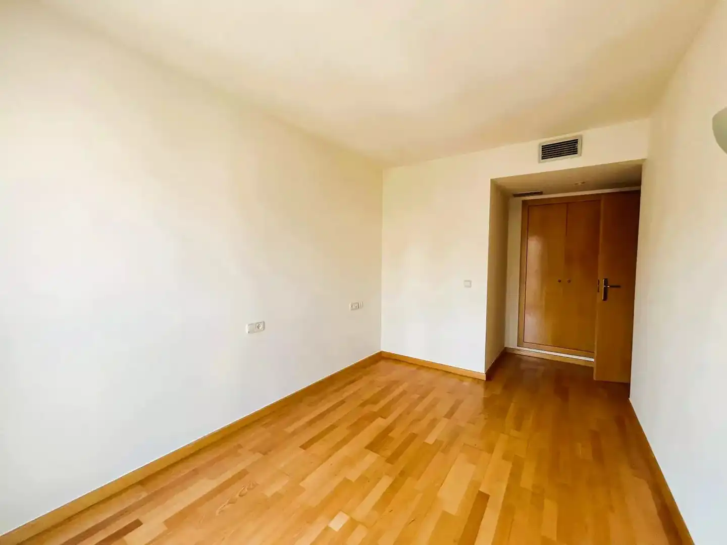 Schlafzimmer von Wohnung zur Miete in Girona mit Klimaanlage, Heizung und Parkett