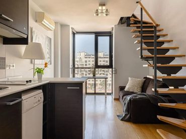 Duplex avec balcon à vendre à Avenida de la Gran Vía del Sureste 25