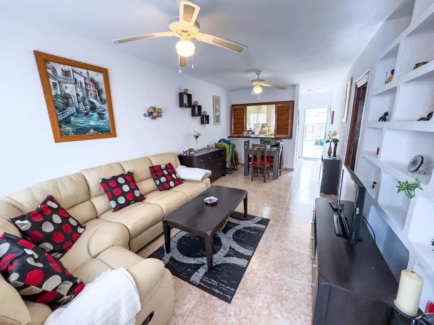 Sala d'estar de Casa adosada en venda en Torrevieja amb Aire condicionat, Terrassa i Moblat