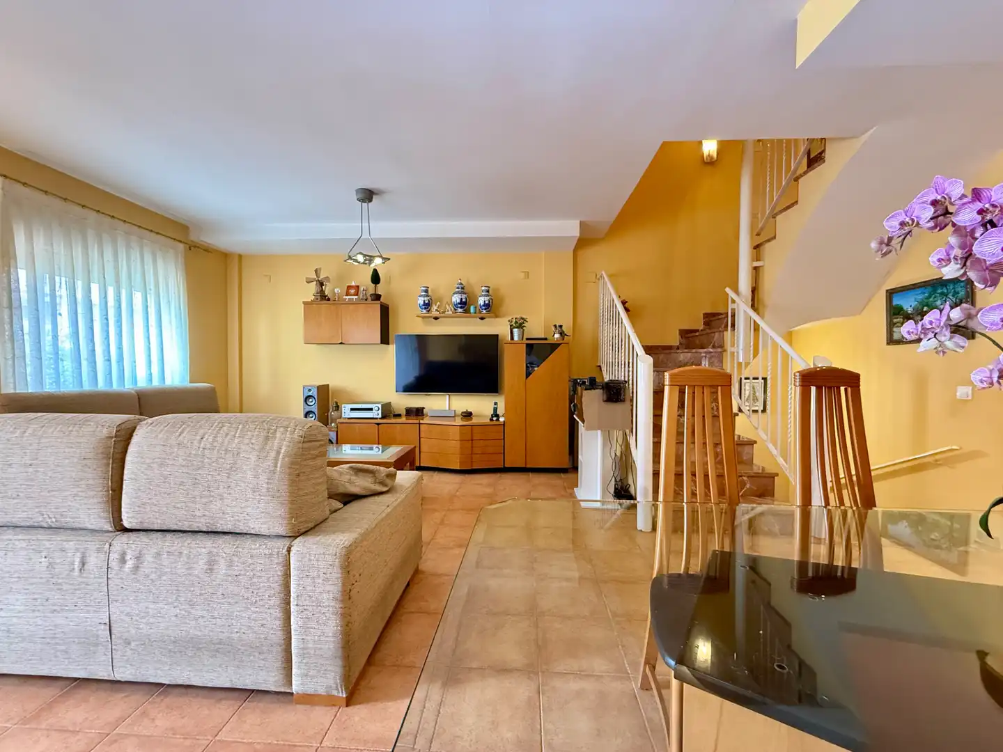 Wohnzimmer von Einfamilien-Reihenhaus zum Verkauf in San Antonio de Benagéber mit Klimaanlage, Heizung und Privatgarten