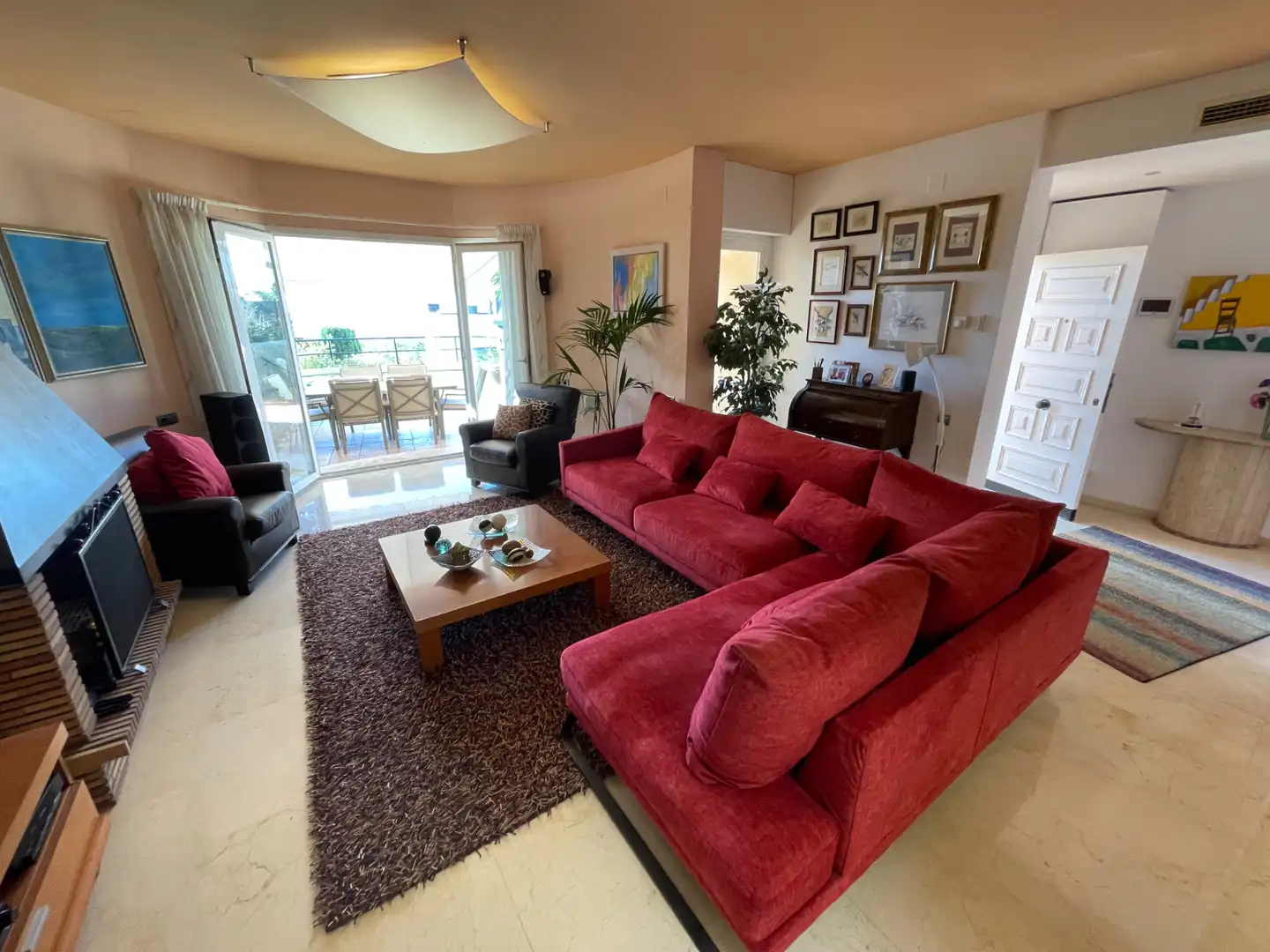 Sala de estar de Casa adosada en venta en Sitges con Aire acondicionado, Calefacción y Jardín privado