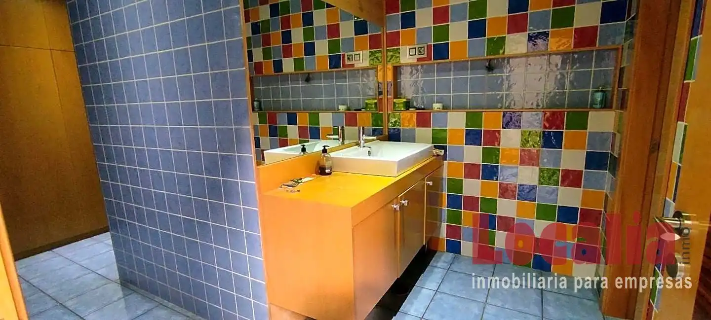 Badezimmer von Fabrikhallen zur Miete in Los Corrales de Buelna 