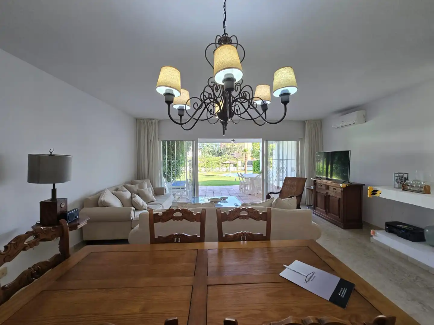 Sala d'estar de Casa adosada en venda en Marbella amb Aire condicionat, Terrassa i Moblat