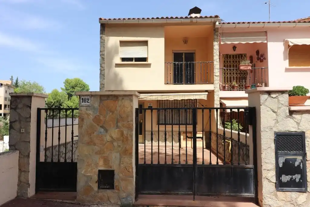 Casa aparellada amb terrassa en venda a Avenida de la Música