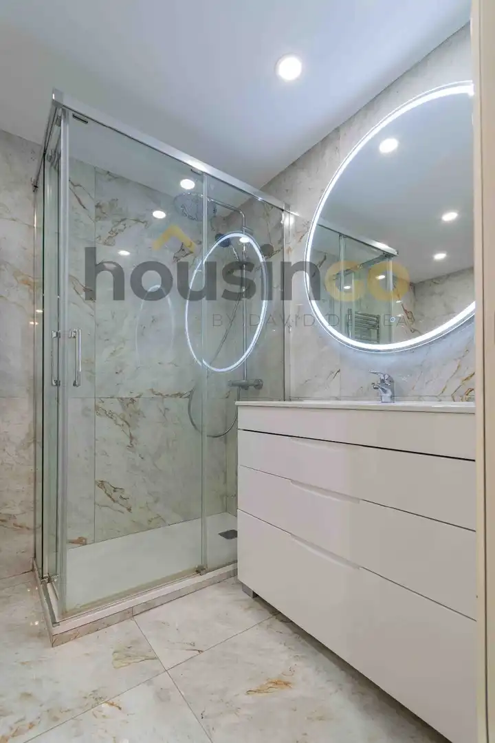 Bany de Apartament de lloguer en Madrid amb Aire condicionat, Calefacció i Moblat