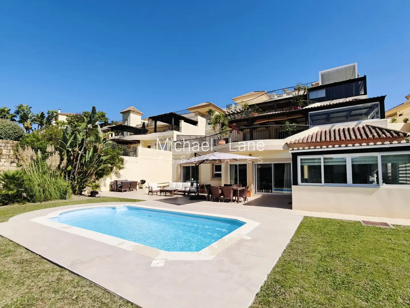 Außenansicht von Erdgeschoss zum Verkauf in Sotogrande mit Klimaanlage, Privatgarten und Terrasse