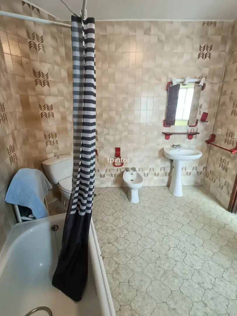 Badezimmer von Wohnung zum Verkauf in Plasencia mit Klimaanlage, Heizung und Parkett