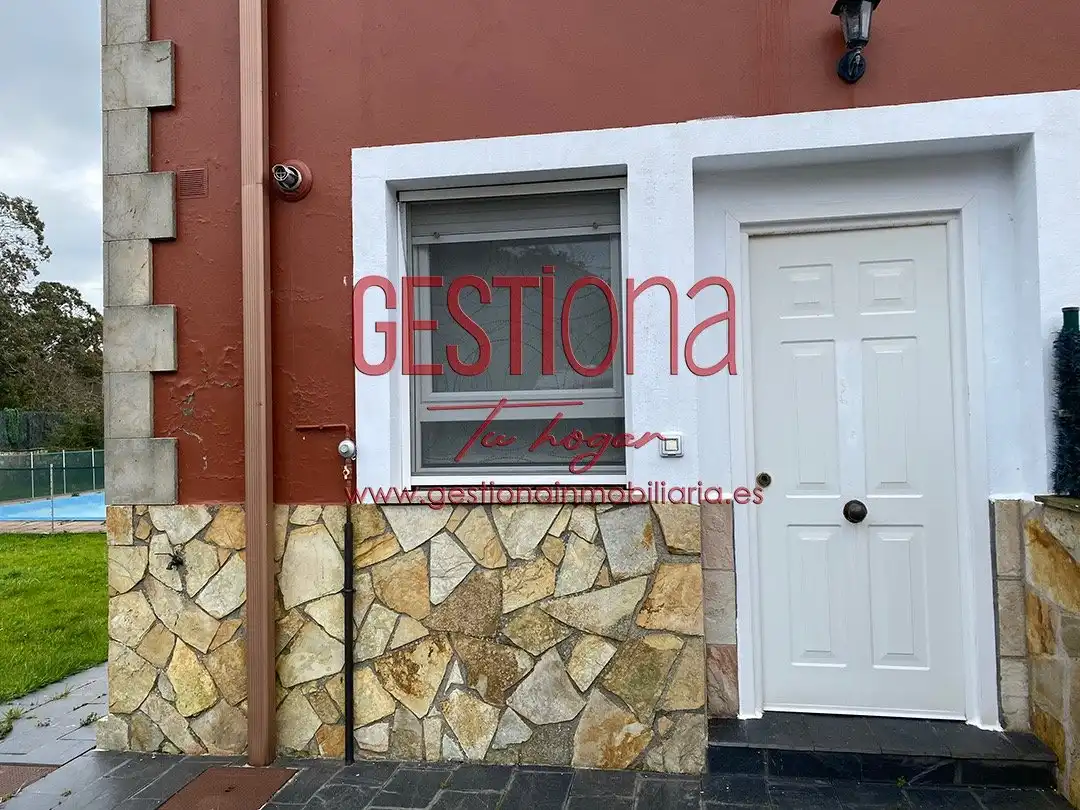 Vista exterior de Casa adosada en venta en Bareyo con Calefacción, Jardín privado y Piscina