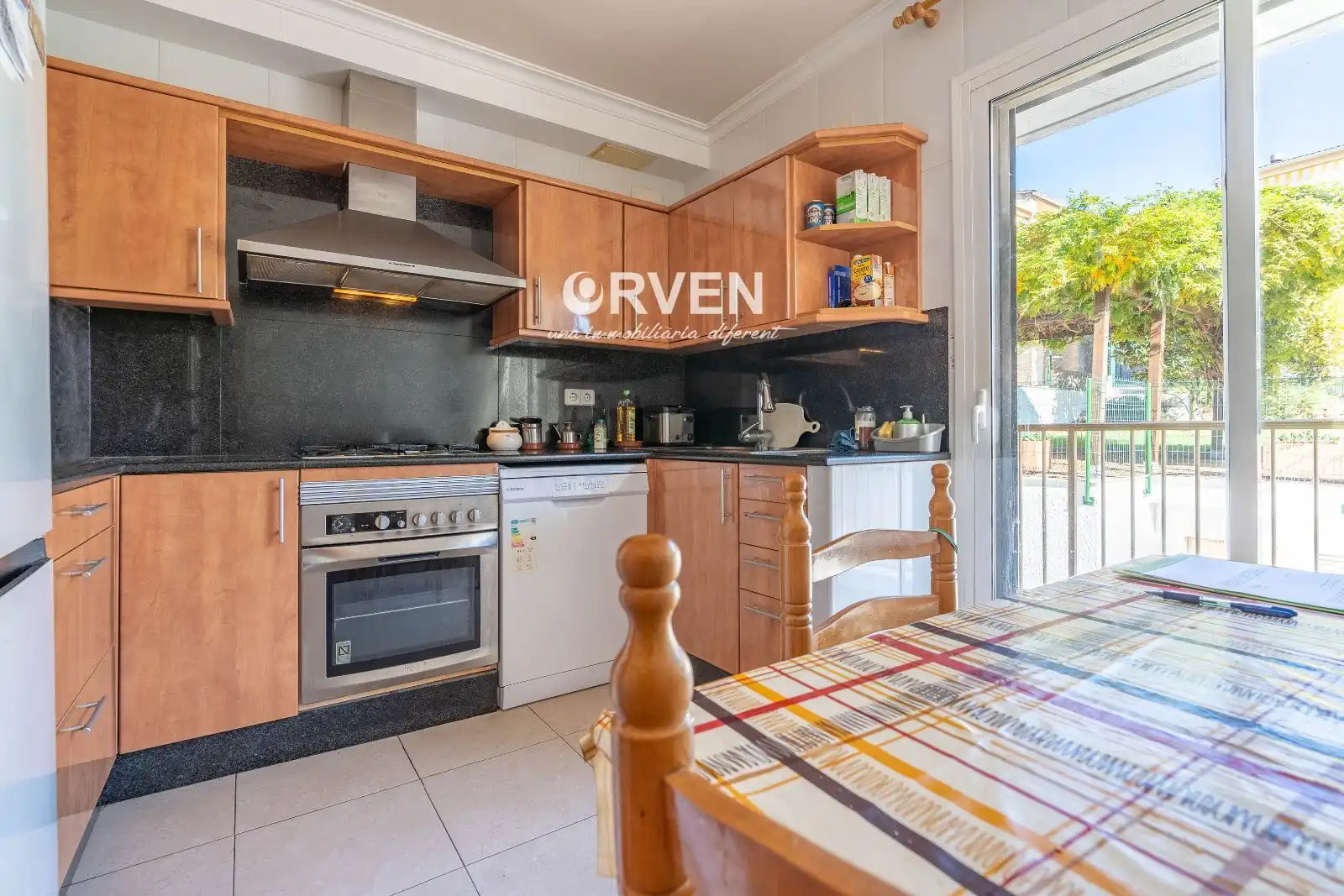 Küche von Einfamilien-Reihenhaus zum Verkauf in Tarragona mit Klimaanlage, Heizung und Terrasse