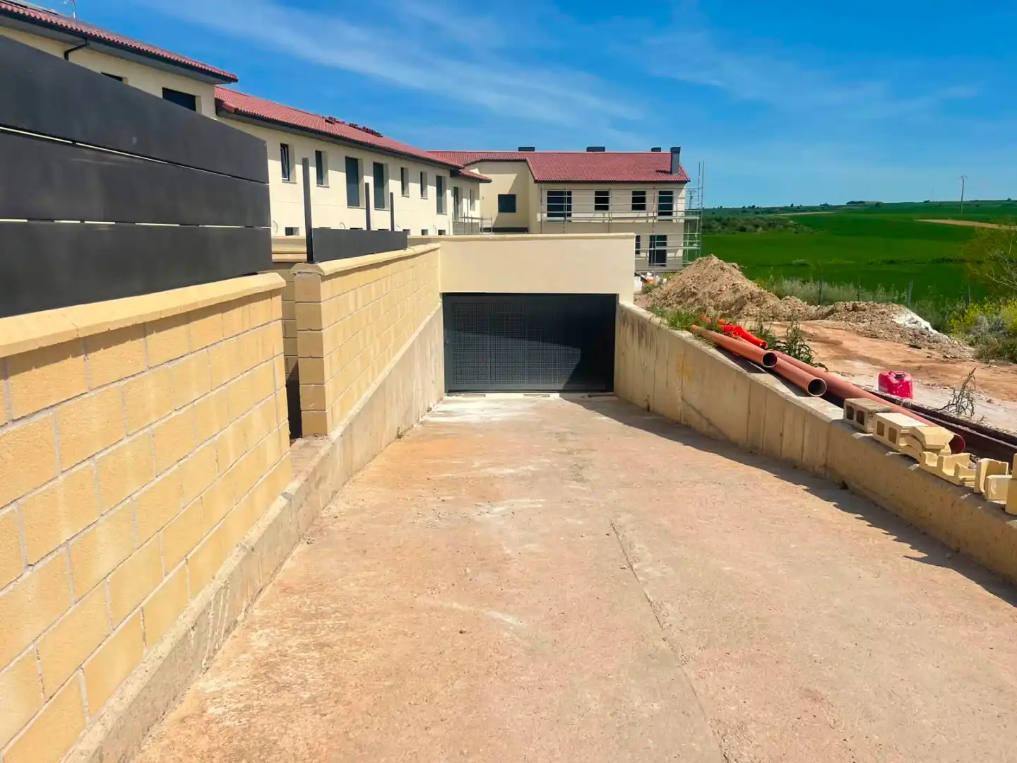 Aparcament de Casa adosada en venda en Villagonzalo Pedernales amb Calefacció i Jardí privat