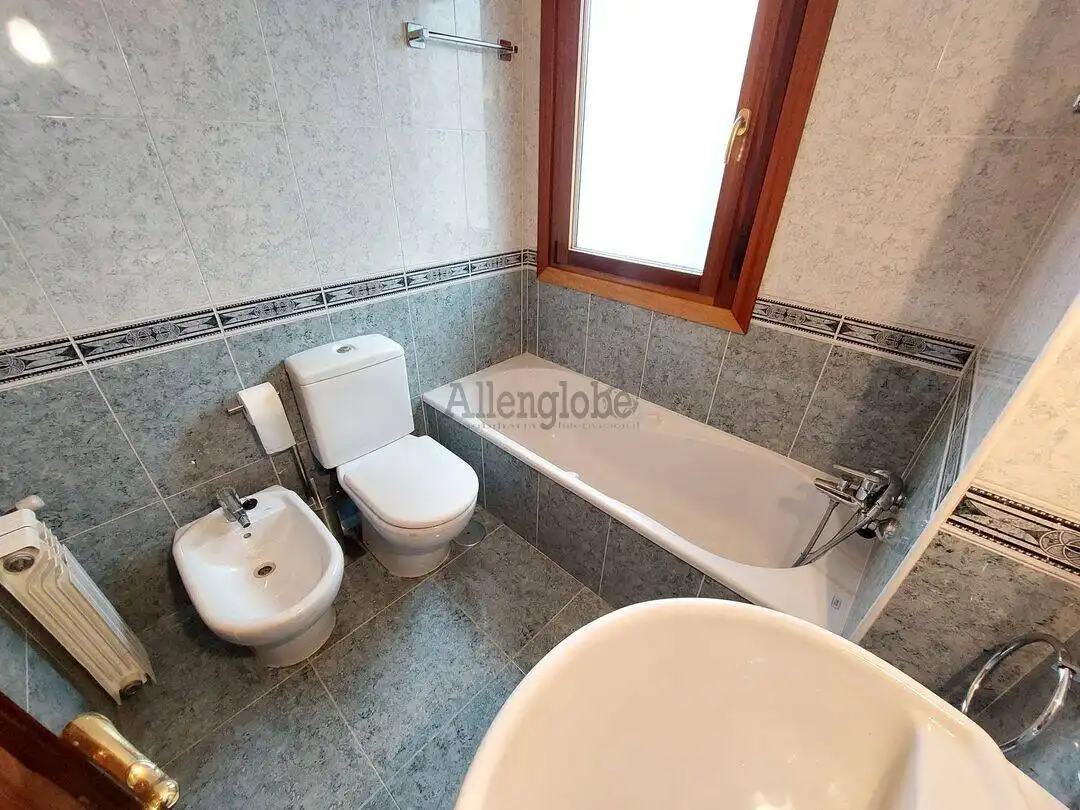 Baño de Piso de alquiler en Oviedo  con Calefacción