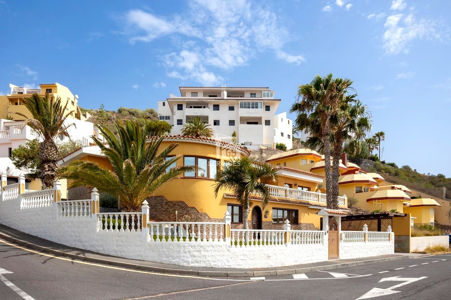 Vista exterior de Casa o xalet en venda en Granadilla de Abona amb Aire condicionat, Jardí privat i Terrassa