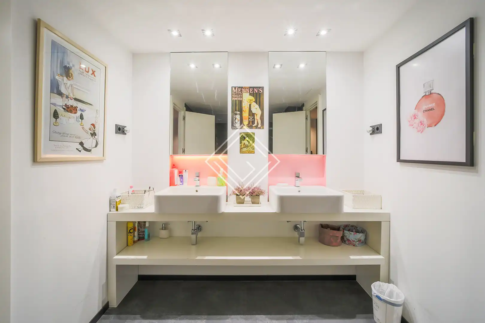 Badezimmer von Einfamilien-Reihenhaus zum Verkauf in La Moraleja mit Klimaanlage, Heizung und Privatgarten