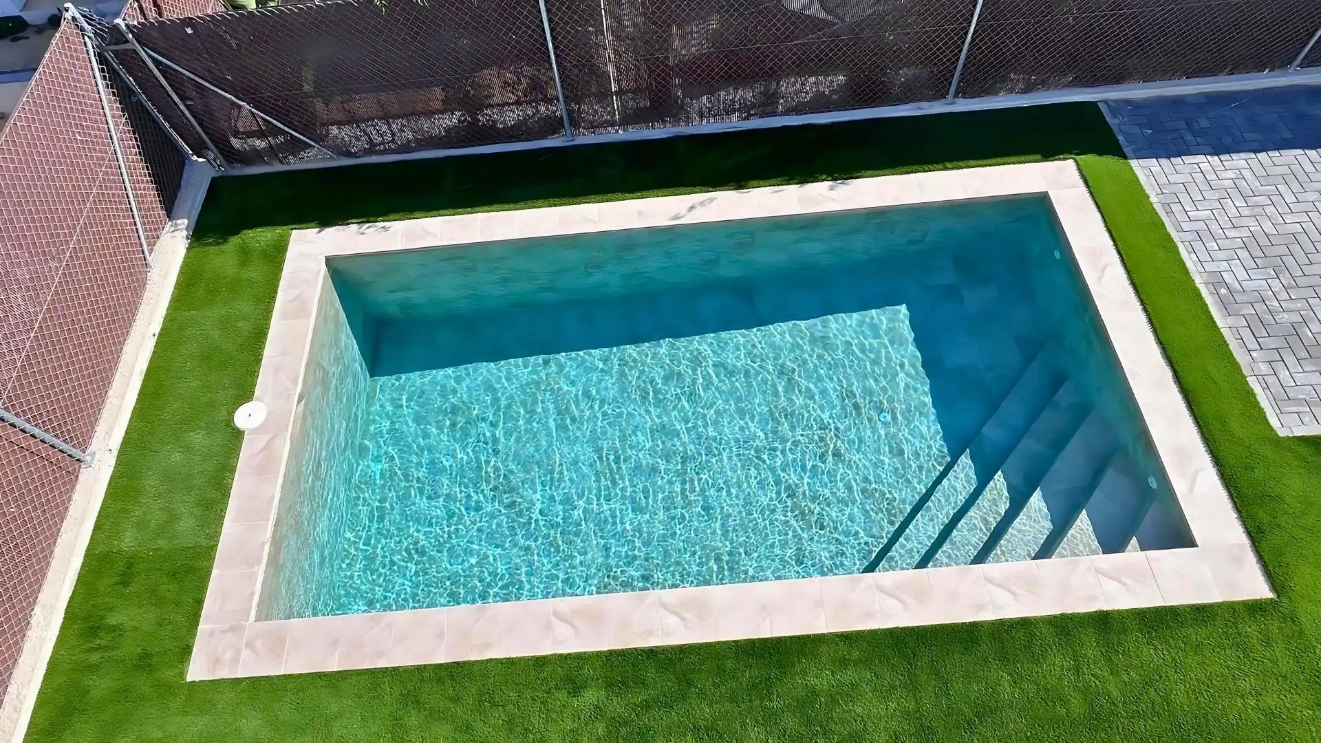 Schwimmbecken von Einfamilien-Reihenhaus zum Verkauf in Madrid mit Schwimmbad
