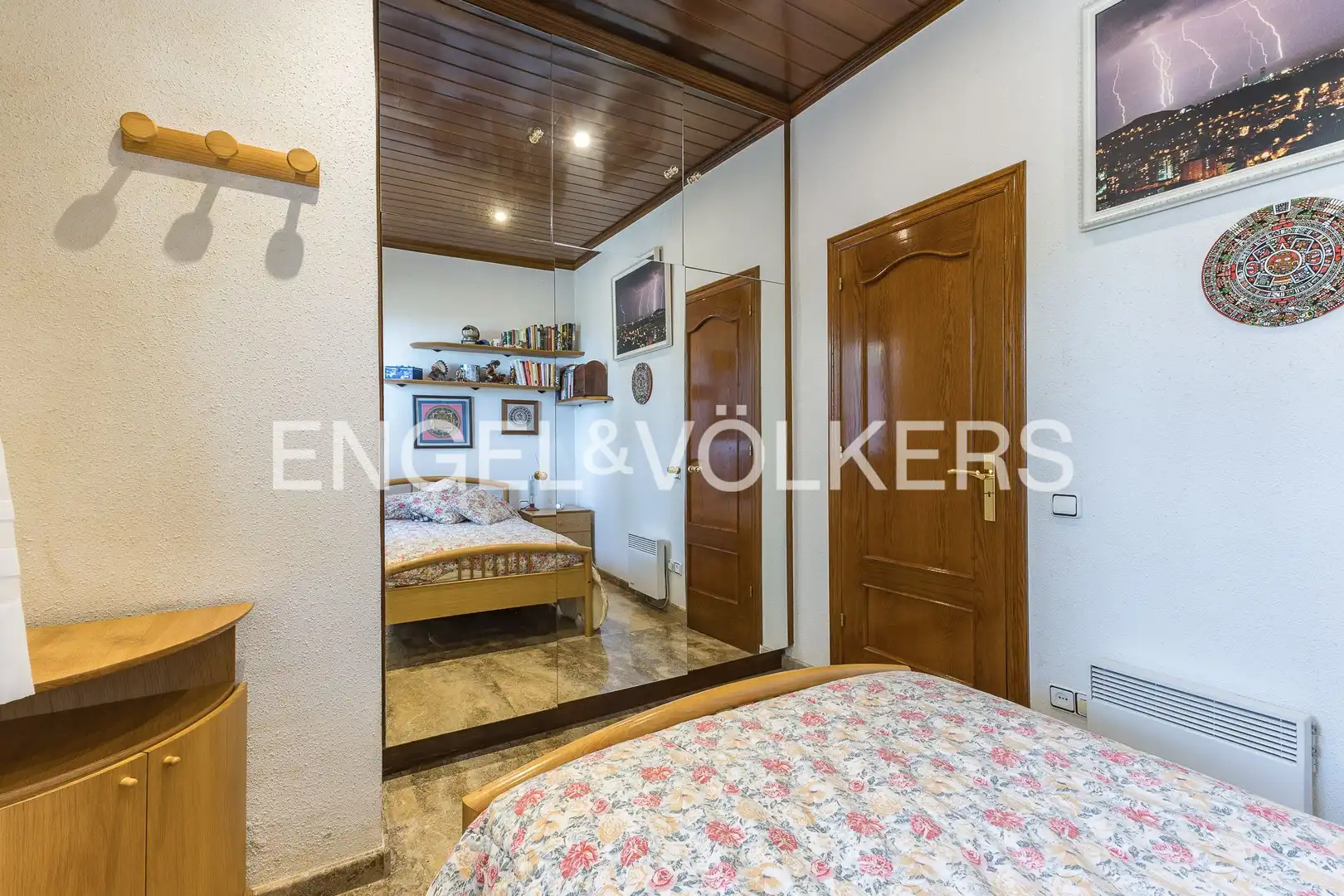 Schlafzimmer von Country house zum Verkauf in Barcelona mit Heizung, Parkett und Terrasse
