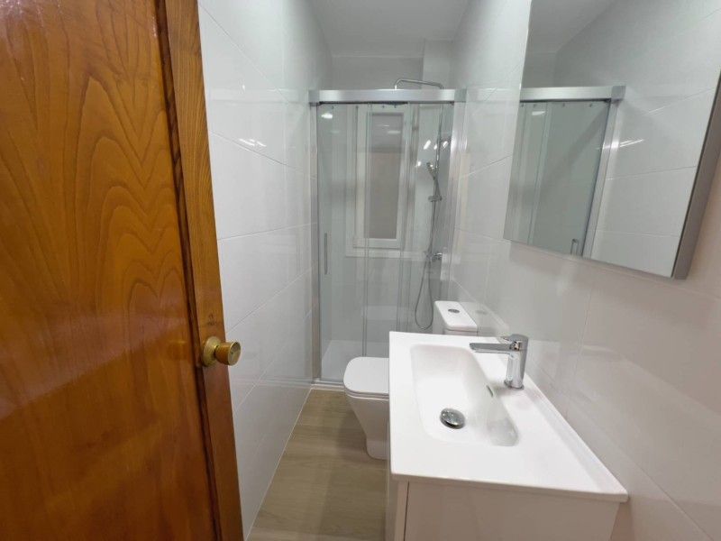 Bathroom of Flat to rent in Vigo   with Private garden, Parquet flooring and Furnished