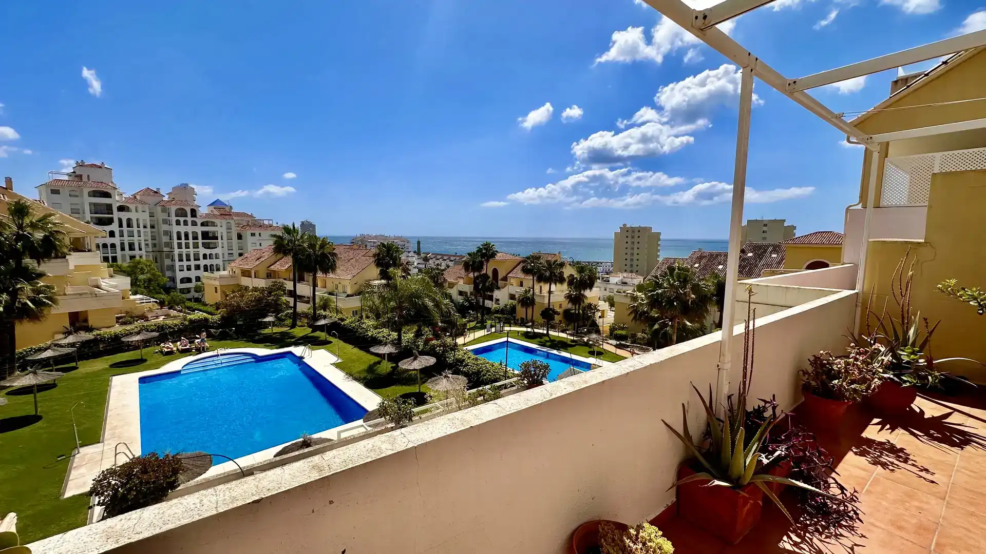 Exterior view of Flat for sale in Estepona  with Air Conditioner and Swimming Pool