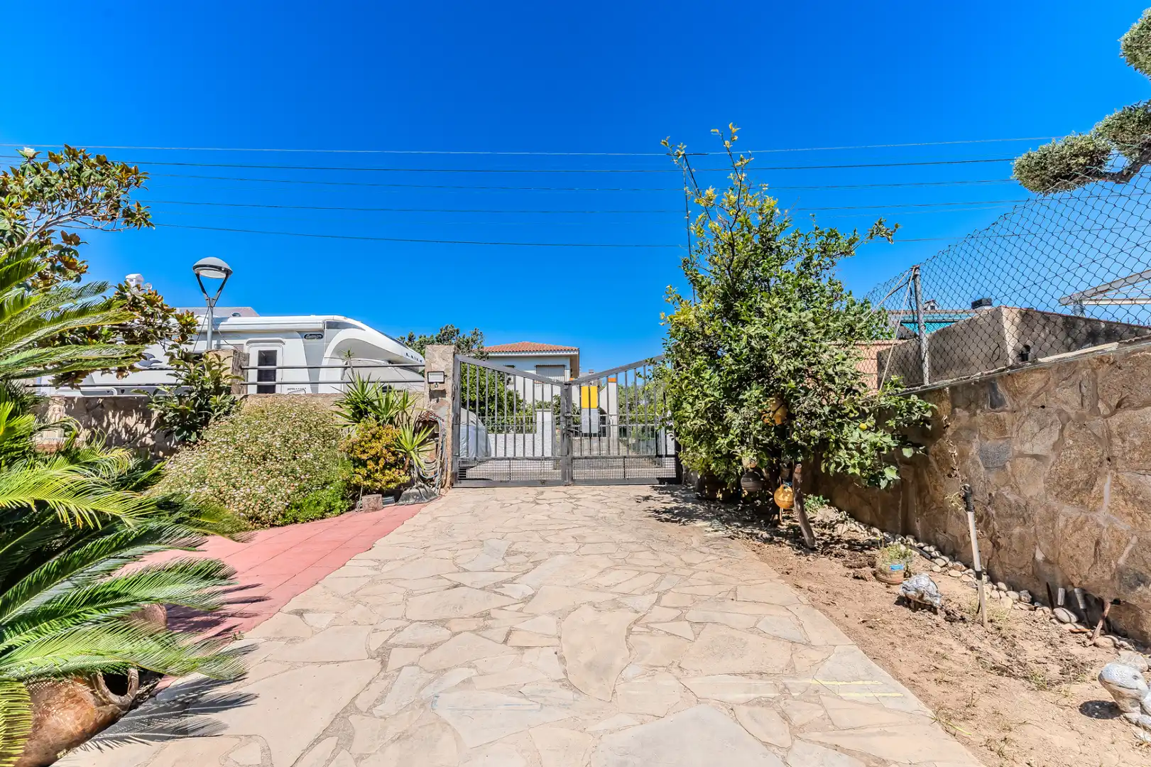 Vista exterior de Casa o xalet en venda en L'Ampolla amb Aire condicionat, Calefacció i Jardí privat