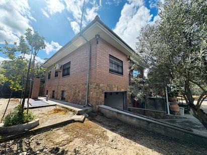 Vista exterior de Casa o xalet en venda en Casarrubios del Monte amb Aire condicionat, Calefacció i Jardí privat