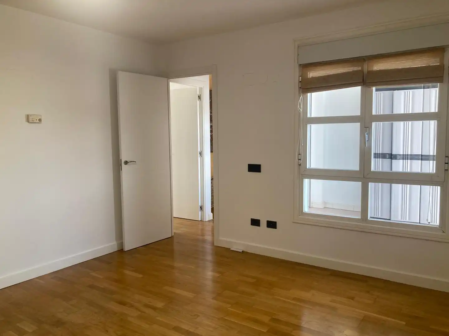 Schlafzimmer von Dachboden zur Miete in Zaragoza mit Klimaanlage, Heizung und Parkett