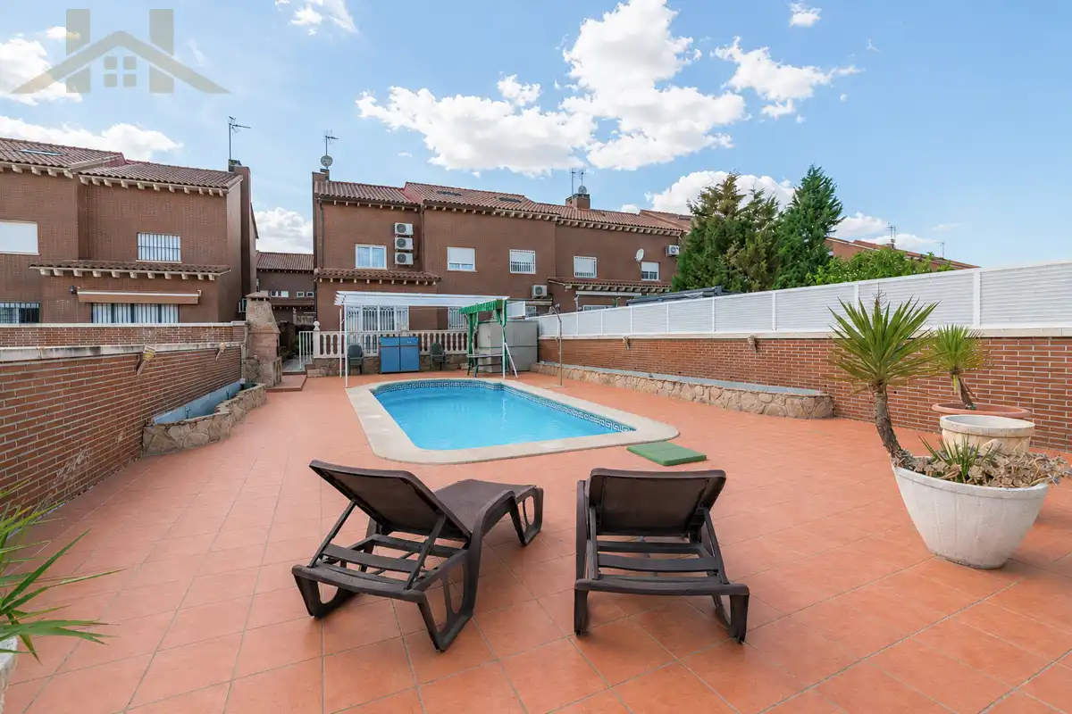 Piscina de Casa adosada en venda en Seseña amb Aire condicionat, Calefacció i Jardí privat